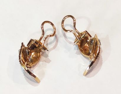 null 
Pair of ear CLIPS in 750°/°°° yellow gold with gadrooned volutes on which are...
