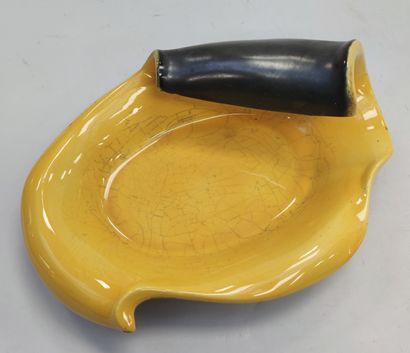 null 
QUIMPER HB
Black and yellow enamelled earthenware bowl, marked on the reverse,...