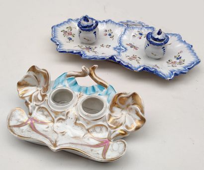 null 
DIVERS
Deux ENCRIERS : un à deux godets en porcelaine émaillée et dorée à motif...