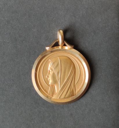 null 
Important MEDAL in yellow gold 750°/°°° of round shape representing the head...