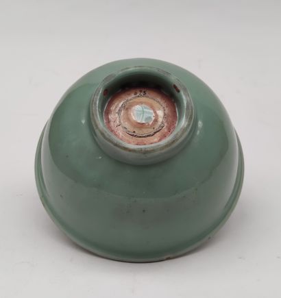 null 
Glazed stoneware celadon bowl, China, with base
