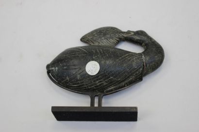 null Cuillère à fard schiste en forme de canard, Style égyptien. L. 13 cm.