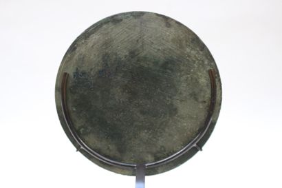 null Miroir discoïdal en bronze. Art romain. Diam. 12,5 cm.