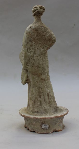 null Statuette représentant une élégante jeune femme drapée dans un chiton long debout...