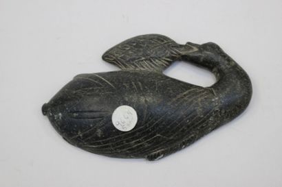 null Cuillère à fard schiste en forme de canard, Style égyptien. L. 13 cm.