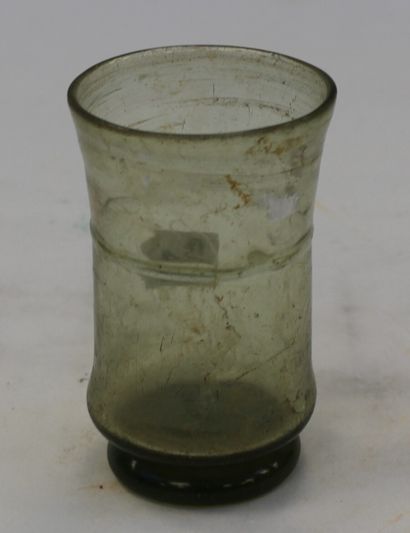 null Gobelet en verre orné d'un filet. Art romain tardif. H. 10,1 cm.