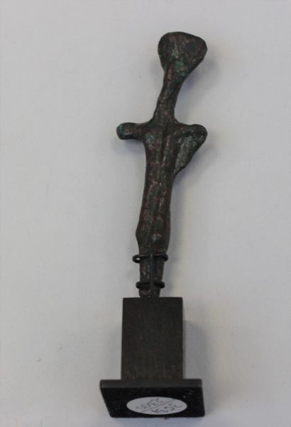 null Idole féminine stylisée

Bronze à patine marron

Art syro-hittite, début du...