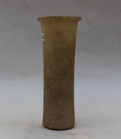 null Haut vase tubulaire

Albâtre. Dépôts calcaires.

Égypte, période thinite, v....