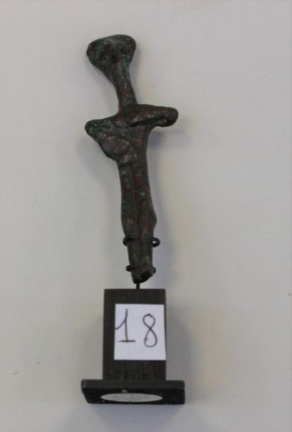 null Idole féminine stylisée

Bronze à patine marron

Art syro-hittite, début du...