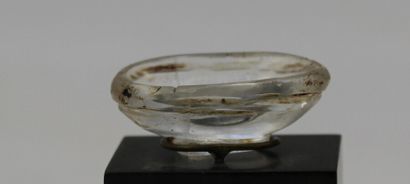 null Coupelle allongée en cristal de roche miniature. Cassure. Byzance? L. 3 cm,