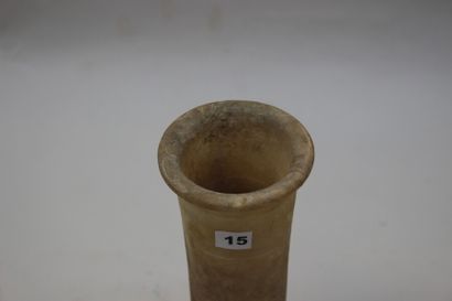 null Haut vase tubulaire

Albâtre. Dépôts calcaires.

Égypte, période thinite, v....