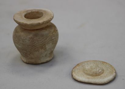 null Vase à kohol et son couvercle

Albâtre rubané

Égypte, Nouvel Empire, 1550-1069...