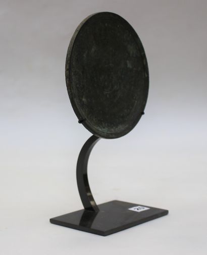 null Miroir discoïdal en bronze. Art romain. Diam. 12,5 cm.