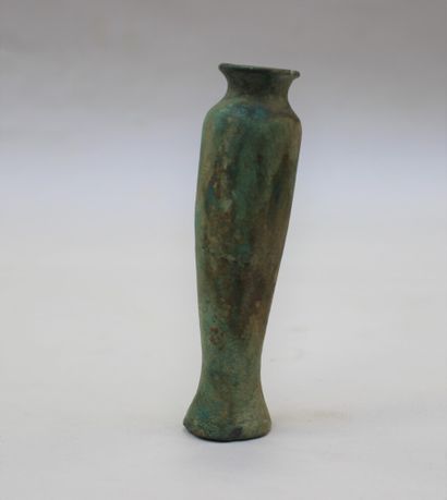 null Vase à Khôl en faience. De style égyptien. H. 13 cm.