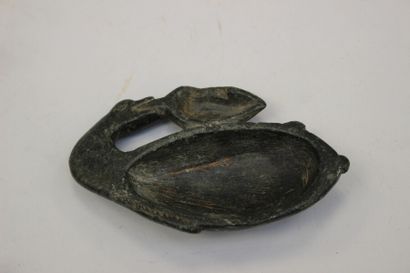 null Cuillère à fard schiste en forme de canard, Style égyptien. L. 13 cm.