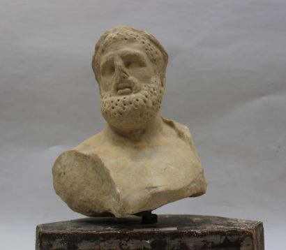 null Buste d'Hercule coiffé du strophion provenant d'une statue. Marbre. Lacunes...