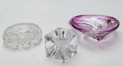 null 
Set including

1 DAUM paperweight, cubic shape, marked, H : 8 cm,

1 Val Saint...