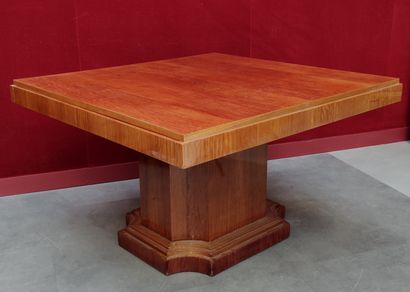 null 
TABLE en bois de placage à pied central et plateau carré logeant deux supports...