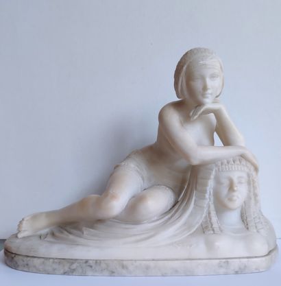 null 
Sculpture en albâtre représentant une jeune femme égyptienne allongée et appuyée...