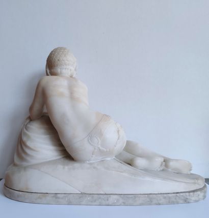 null 
Sculpture en albâtre représentant une jeune femme égyptienne allongée et appuyée...