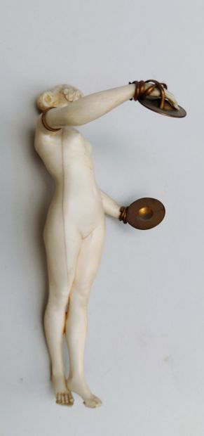 null 
ECOLE FRANCAISE 1925/1930

Danseuse nue aux cymbales

Sculpture en ivoire,...