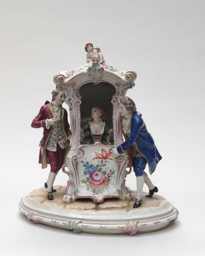 null 
Groupe en porcelaine émaillée polychrome représentant une scène galante : dame...