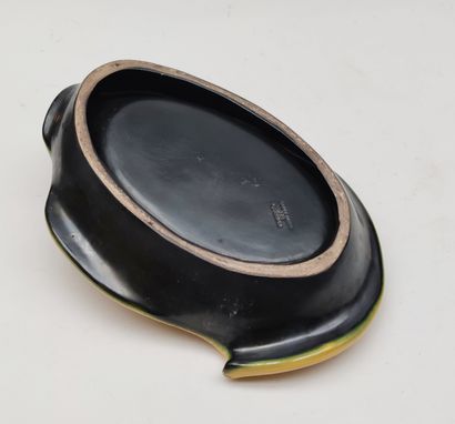 null 
QUIMPER HB
Black and yellow glazed earthenware bowl, marked on the reverse,...