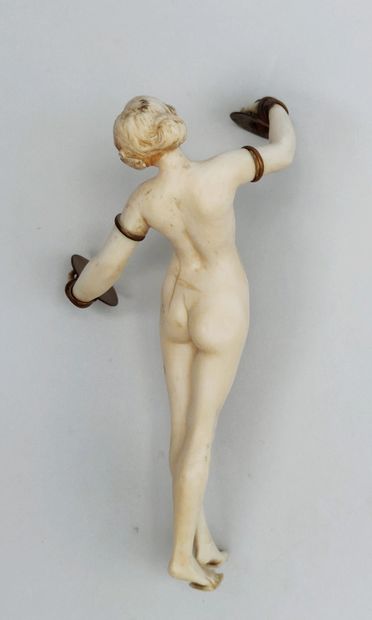 null 
ECOLE FRANCAISE 1925/1930

Danseuse nue aux cymbales

Sculpture en ivoire,...
