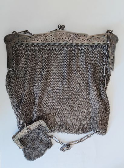 null 
Silver mesh bag and small silver mesh purse damaged
Weight : 365 gr