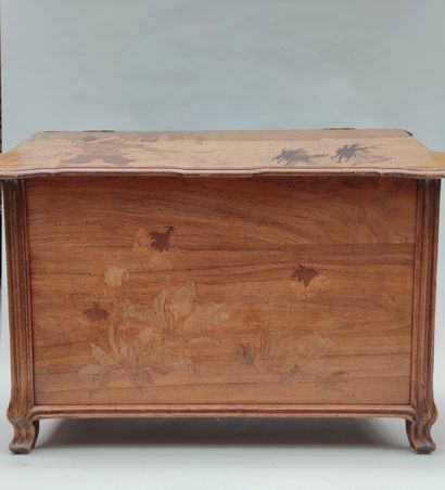 null 
Wooden chest in walnut and marquetry decorated with a family carrying bundles...