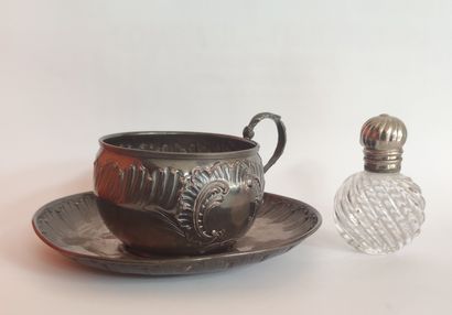 null 
Silver cup and saucer
Weight: 122 gr (shock to the saucer) is joined a salt...