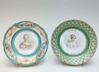 null 
Paire d'ASSIETTES en porcelaine émaillée polychrome et dorée à décor sur le...