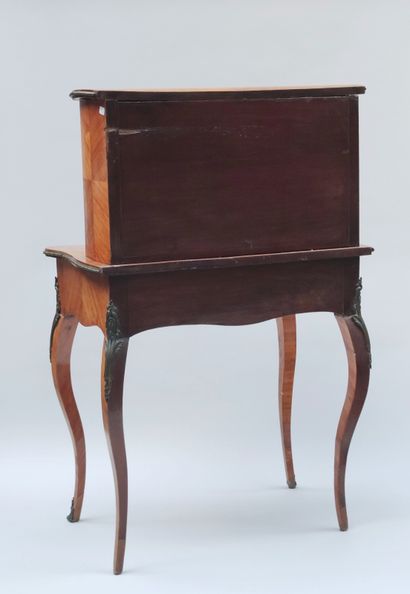 null 
Napoleon III style veneer desk, end of the XIXth century. 109 X 71 X 45 cm