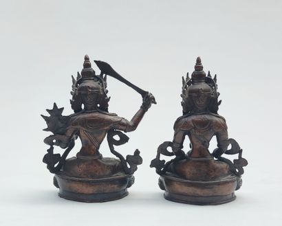 null 
Deux EPREUVES en bronze patiné représentant des Bouddha assis sur le lotus,...
