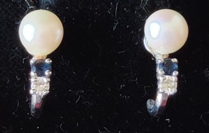 null 
Pair of ear studs in white gold 750 °/00 each set with a pearl, a small diamond...