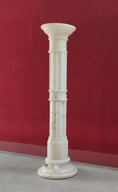 null 
COLONNE en albâtre cannelée, travail du XXe siècle Haut. : 106 cm
