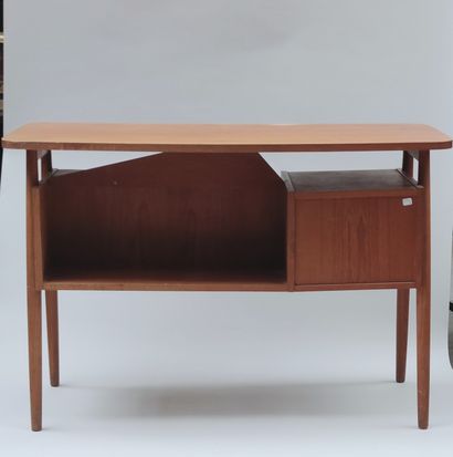 null 
Small wood desk with its chair and an armchair, Danish work of the 20th century
Dimensions...