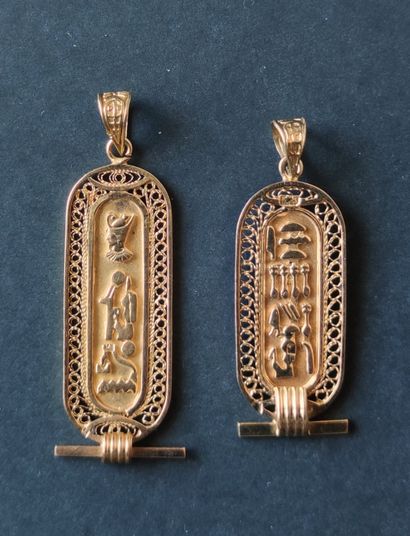 null 
Two PENDANTS in yellow gold 750°/°° with Egyptian cartouches
Weight : 10.6...