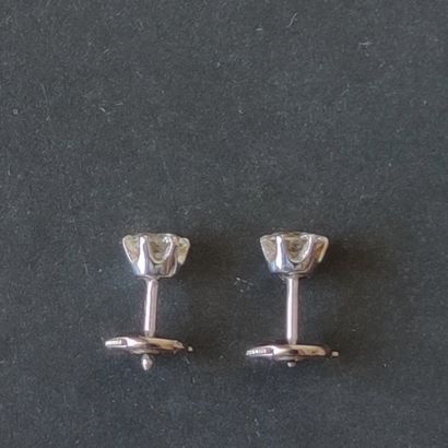 null 
Pair of ear studs in white gold 750 °/°° each set with a brilliant cut diamond...