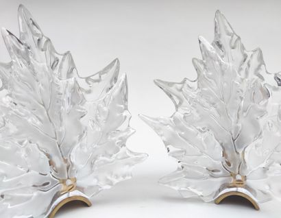 null 
LALIQUE France

Paire d' APPLIQUES modèle "chêne" en cristal moulé représentant...