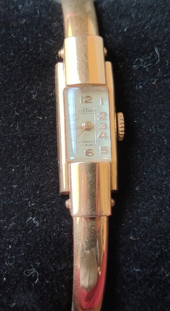 null 
MONTRE-BRACELET de dame en or jaune 750°/°° à bracelet rigide articulé, mouvement...