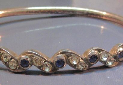 null Bracelet rigide en vermeil serti de cristaux colorés. Vers 1900. Poids: 10.60...