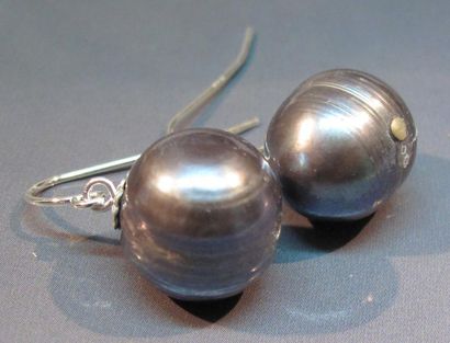 null Paire de boucles d'oreilles serties de perles de culture grises teintées