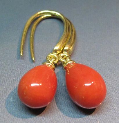 null Paire de pendants d'oreilles en or jaune, chacun est serti d'une goutte de corail...