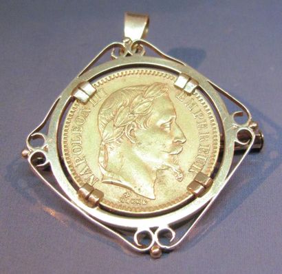 null Pièce de 20FRF or Napoléon III, montée en pendentif broche en or jaune. Poids:...