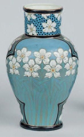CATTEAU Charles (1880-1966) Vase en faïence vernissée peinte de forme balustre. Décor...