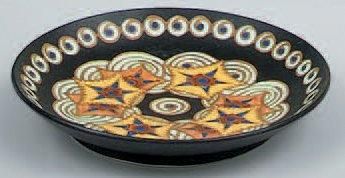 CATTEAU Charles (1880-1966) Petit plat en faïence fine et émaux mats de forme circulaire....