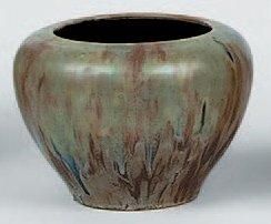 CATTEAU Charles (1880-1966) Vase en grès, de forme pansue à large col. Décor à fond...
