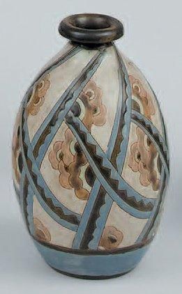 CATTEAU Charles (1880-1966) Vase en grès, de forme ovoïde à col ourlé. Décor de fleurs...