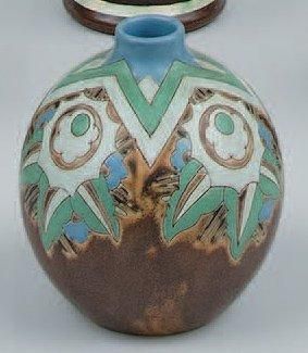 CATTEAU Charles (1880-1966) Vase en grès, de forme boule à col étroit. Décor de série...